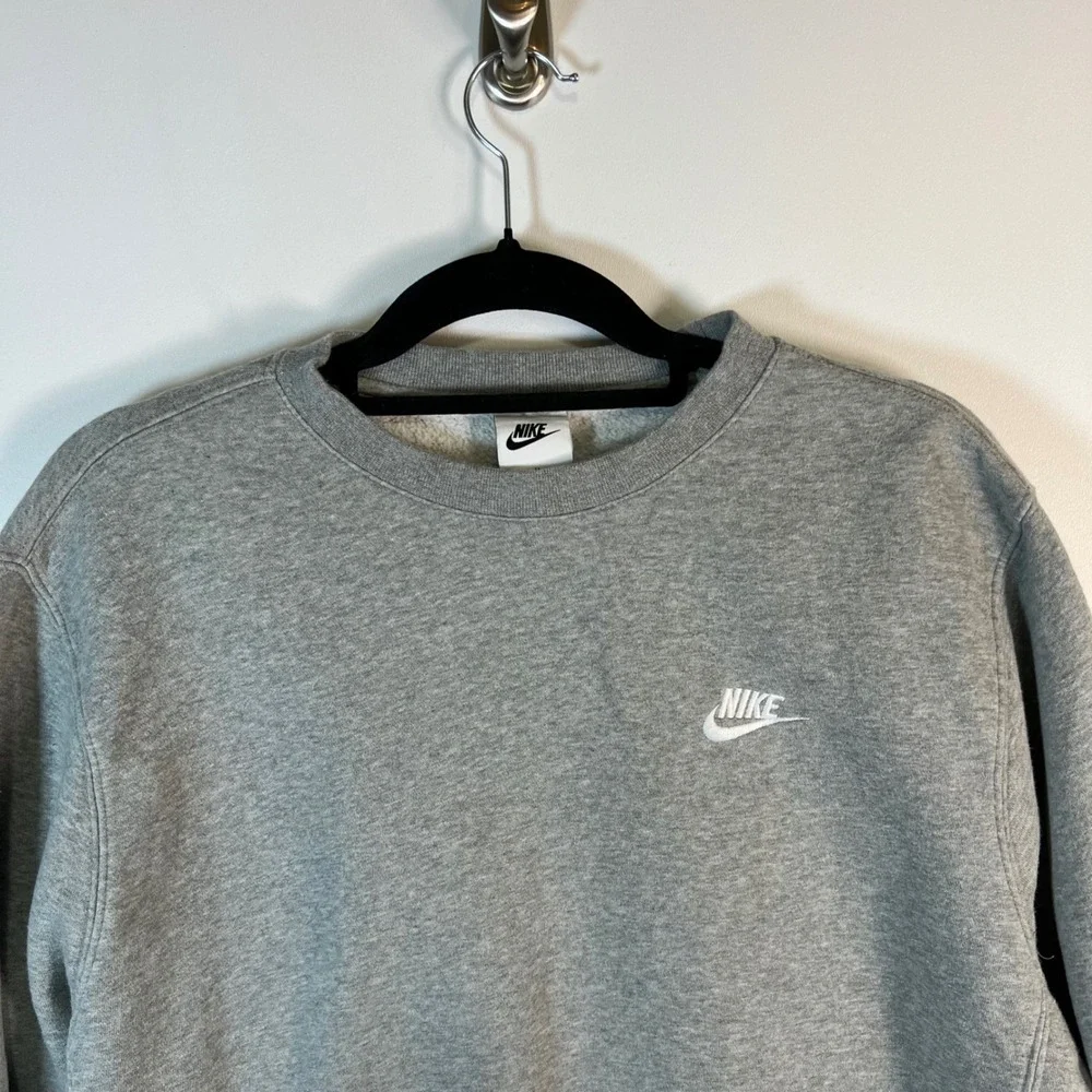 Nike Sportswear Club Fleece Crewneck Sweatshirt Gray Mens‎ Medium Swoosh Logo
